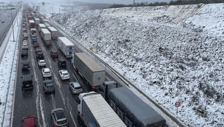 Kasım ayında kar trafiği: TEM Otoyolu'na kar engeli – Son dakika haberi