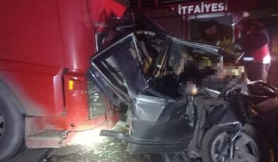 Bursa'da otomobil iki TIR arasında sıkıştı: 1 ölü, 1 ağır yaralı